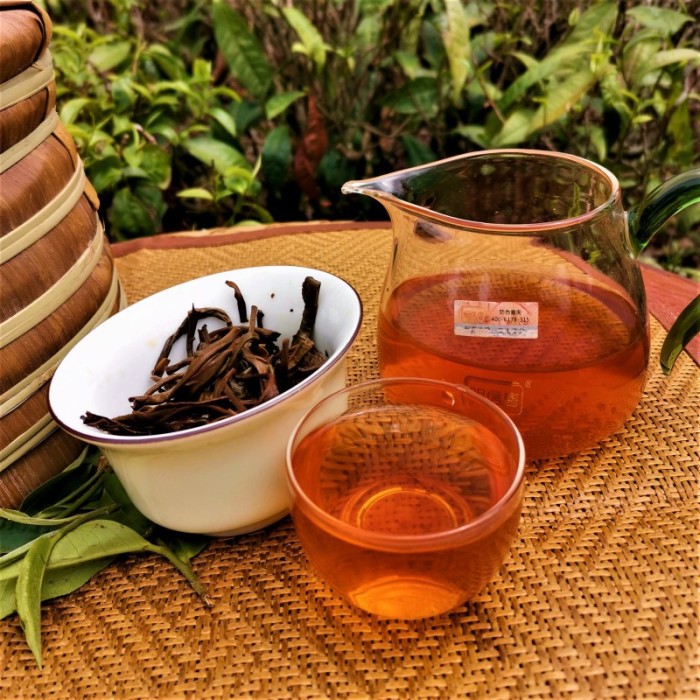 Old raw tea Aged Pu'er raw tea Gaoligong Mountain Pu'er old tea Yunnan Qizi Cake