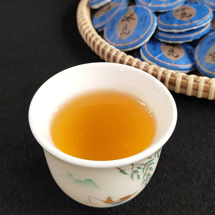 Yunnan tea 7 grams small cake thin slices white tea sun-dried black tea cooked tea raw tea cake one piece one bubble independent packaging